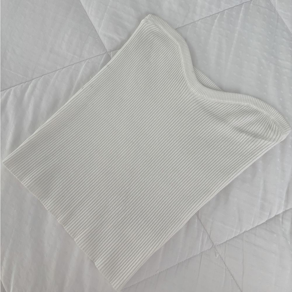 Ribbed tube top with sweetheart neckline